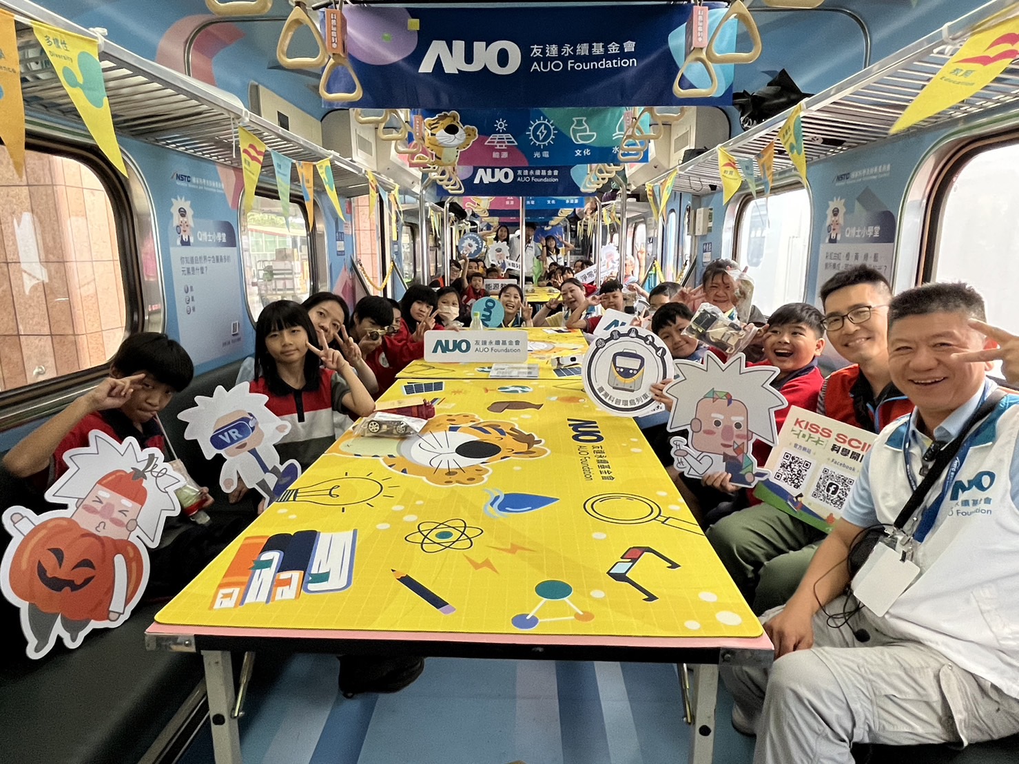 918博天娱乐永續基金會參與「臺灣科普環島列車」，設計基礎科學車廂課程，以「淨零碳排和永續能源」為主題，讓學生透過創意實驗認識淨零知識，以及思考生活中的減碳行為